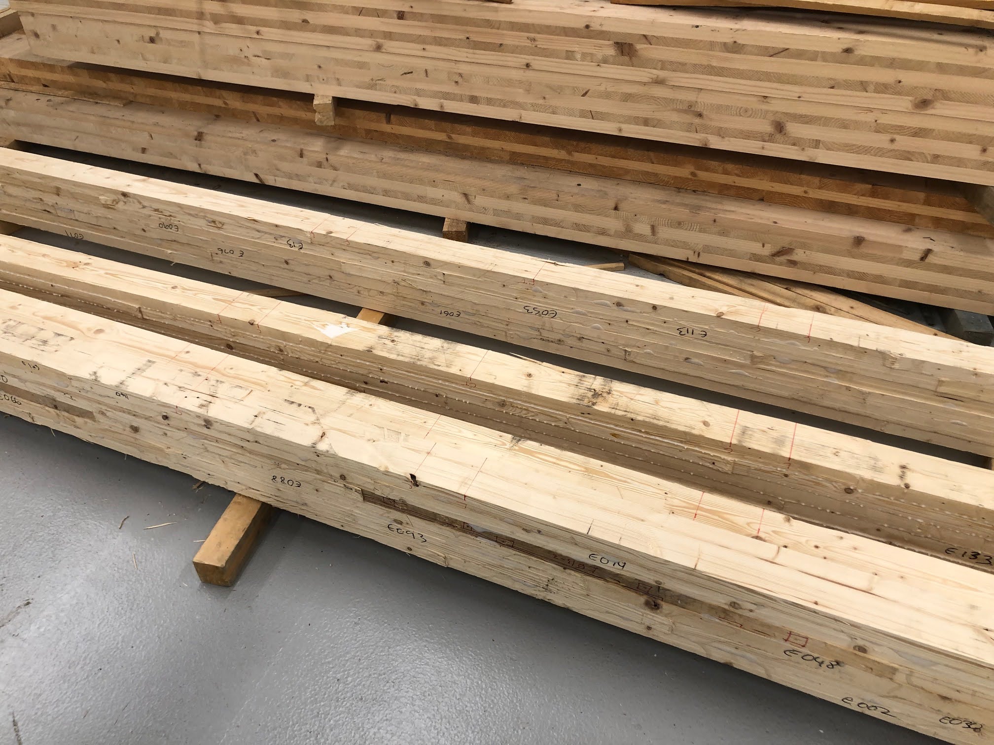 Upcycled waste timber forming new glue-laminated timber elements for reuse.